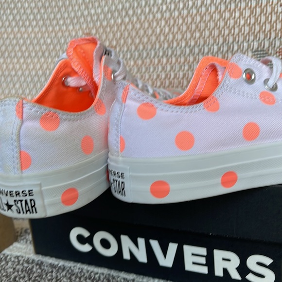 Converse WMNS 560629F
CTAS OX
WHITE/CRIMSON PULS Sneakers - Picture 15 of 16